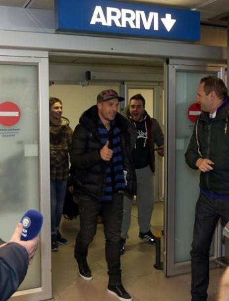 Si aprono le porte a Linate, ecco Lukas Podolski: tifosi nerazzurri in delirio. Ansa